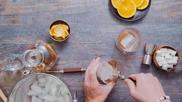 Passo dopo passo. Preparare un cocktail Bourbon vecchio stile nel bar di casa.