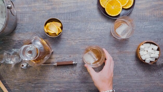 Passo dopo passo. Preparare un cocktail Bourbon vecchio stile nel bar di casa.