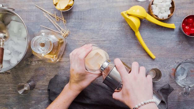 Passo dopo passo. Preparazione del cocktail sour al whisky al bar di casa.