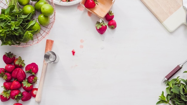 Passo dopo passo. Preparazione del mojito alla fragola da fragole fresche biologiche.