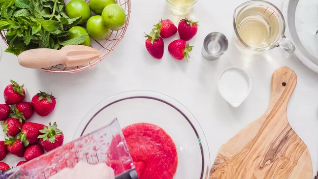 Passo dopo passo. Preparazione della margarita alla fragola da fragole fresche biologiche.