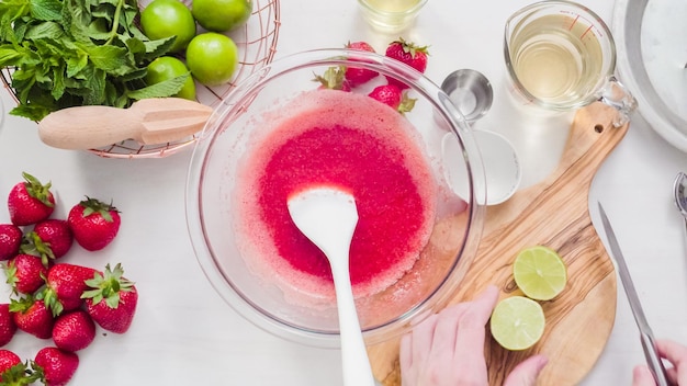 Passo dopo passo. Preparazione della margarita alla fragola da fragole fresche biologiche.