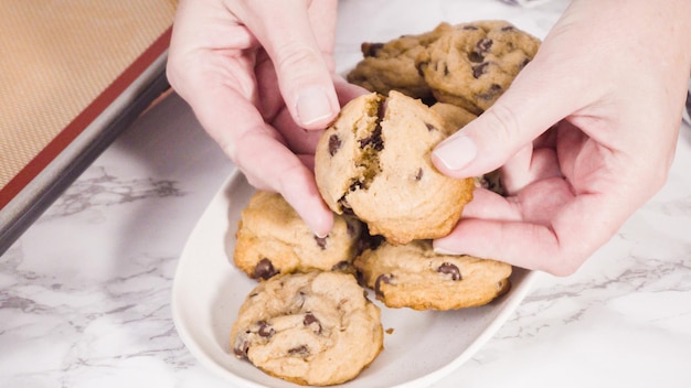 Passo dopo passo. Raccogliere i biscotti con gocce di cioccolato fatti in casa con un cucchiaio di pasta di metallo sulla teglia.