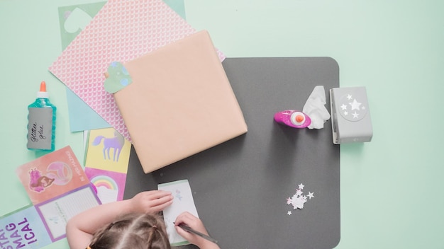 Passo dopo passo. Regalo di decorazione per il compleanno dei bambini con carta artigianale.