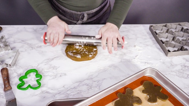 Passo dopo passo. Stendere la pasta biscotto di pan di zenzero per cuocere i biscotti di Natale.