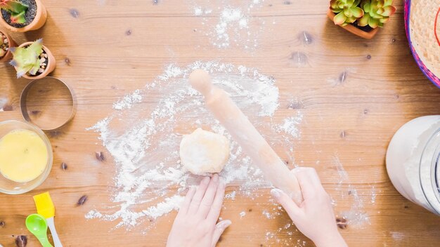 Passo dopo passo. Stendere la pasta per le empanadas fatte in casa.