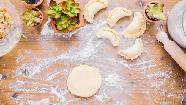 Passo dopo passo. Stendere la pasta per le empanadas fatte in casa.