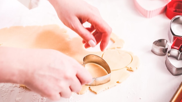 Passo dopo passo. Tagliare le forme dalla pasta per biscotti di zucchero con le formine per biscotti.