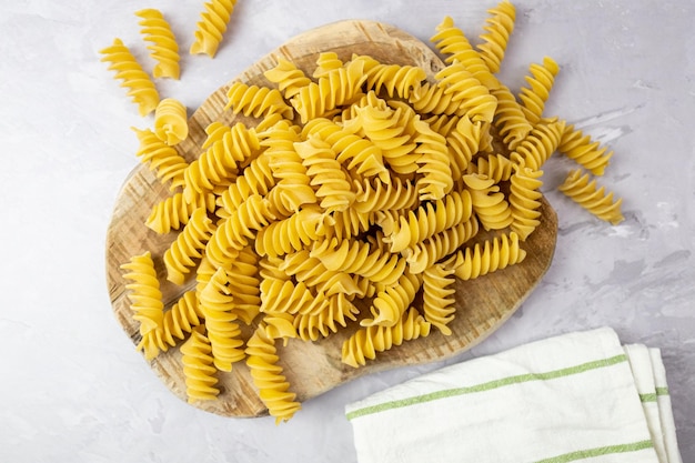 Pasta a spirale adagiata su una tavola di legno Pasta cruda Vista dall'alto