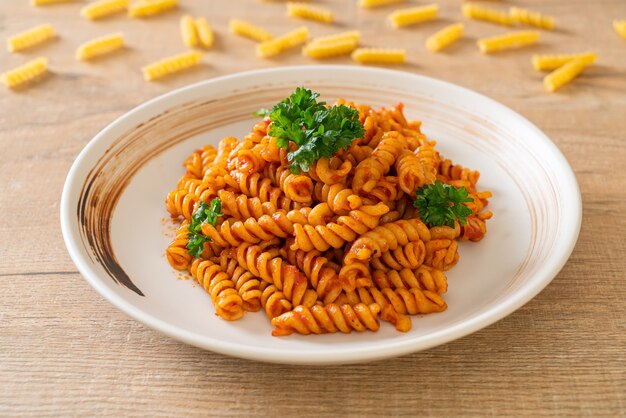 pasta a spirale o spirali con salsa di pomodoro e prezzemolo - stile alimentare italiano