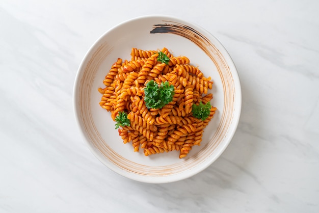 pasta a spirale o spirali con salsa di pomodoro e prezzemolo - stile alimentare italiano