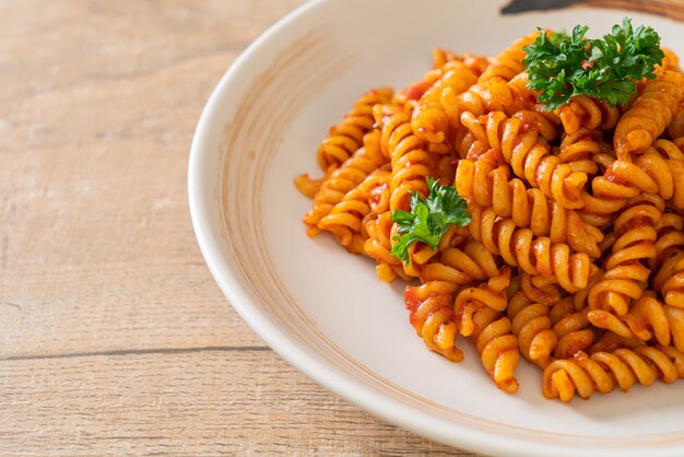 pasta a spirale o spirali con salsa di pomodoro e prezzemolo - stile alimentare italiano