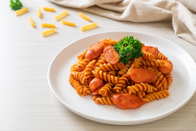 pasta a spirale o spirali con salsa di pomodoro e salsiccia - Italian food style