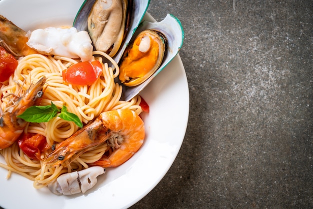 Pasta ai frutti di mare con vongole, gamberi, calamari, cozze e pomodori