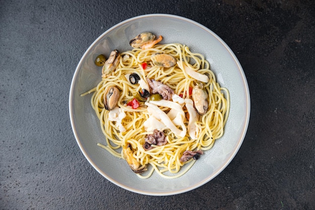 Pasta ai frutti di mare spaghetti secondo piatto cibo italiano pasto sano spuntino sul tavolo copia spazio cibo