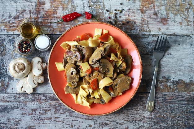 Pasta ai funghi in salsa cremosa.