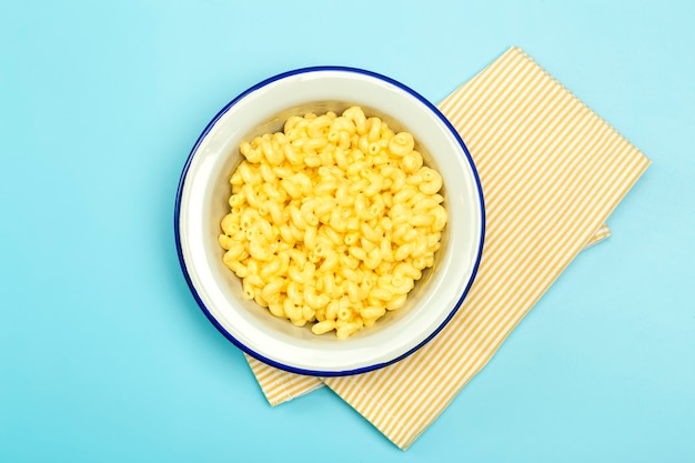 pasta al formaggio e mac su una superficie blu