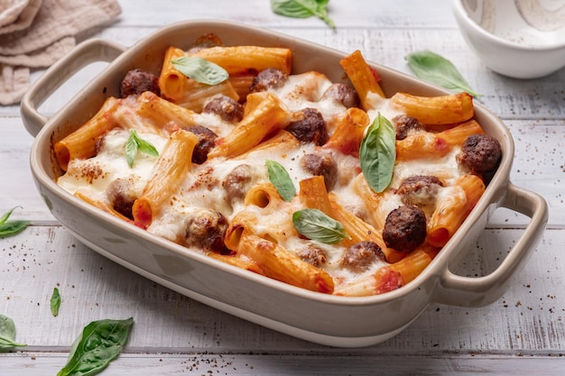 Pasta al forno con polpette e formaggio