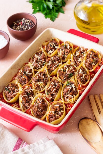 Pasta al forno ripiena di carne in salsa di pomodoro Cibo italiano