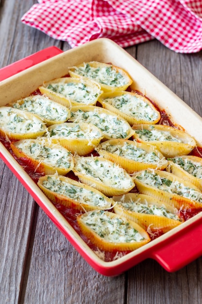 Pasta al forno ripiena di formaggio e spinaci in salsa di pomodoro Cucina vegetariana Cucina italiana