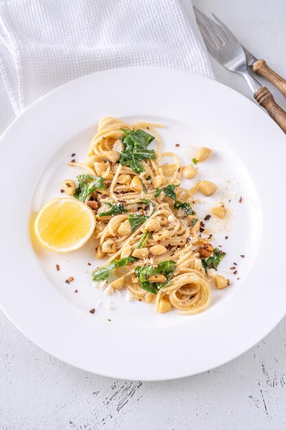 Pasta al limone con mandorle