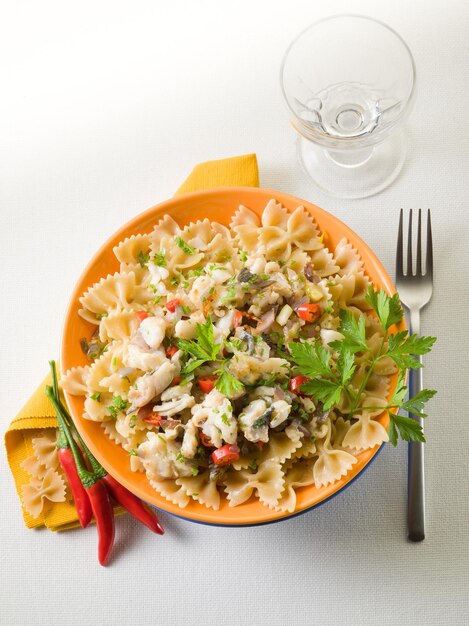 Pasta al nasello, peperoncino e prezzemolo