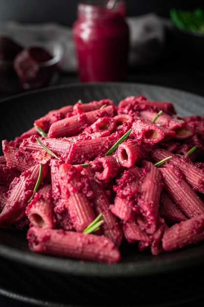 Pasta al pesto di barbabietola rosa Maccheroni al pesto di barbabietola rosa