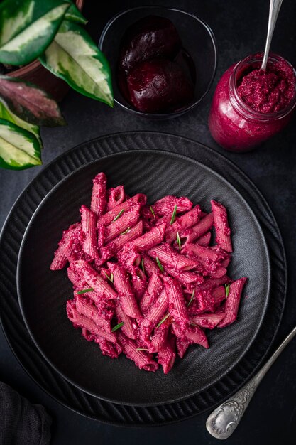 Pasta al pesto di barbabietola rosa Maccheroni al pesto di barbabietola rosa