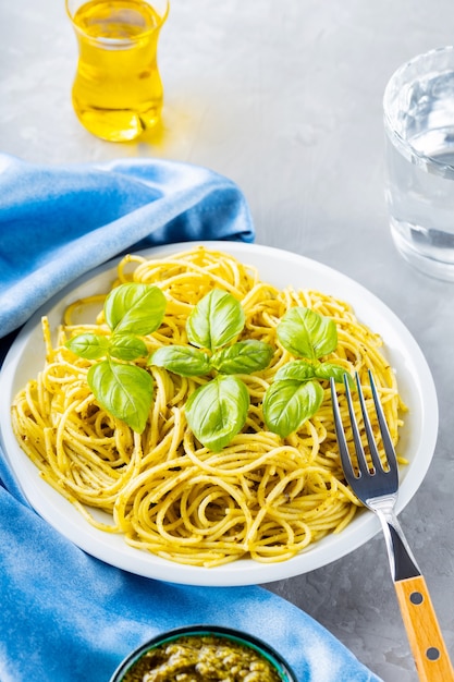 Pasta al pesto di sugo e foglie di basilico