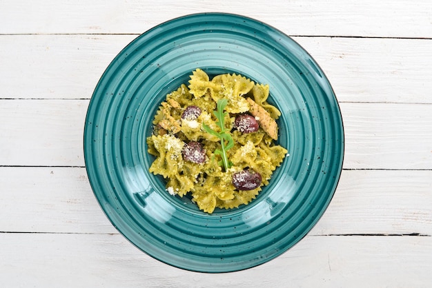 Pasta al pesto. Su uno sfondo di legno. Cucina italiana. Vista dall'alto. Copia spazio.