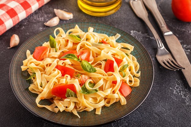 Pasta al pomodoro servita con basilico