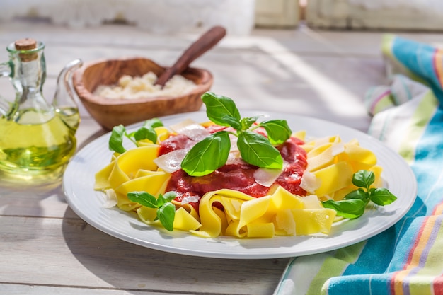 Pasta al pomodoro su una superficie di legno