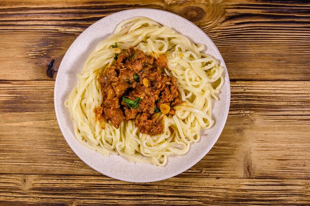 Pasta al ragù alla bolognese in un piatto di ceramica Vista dall'alto