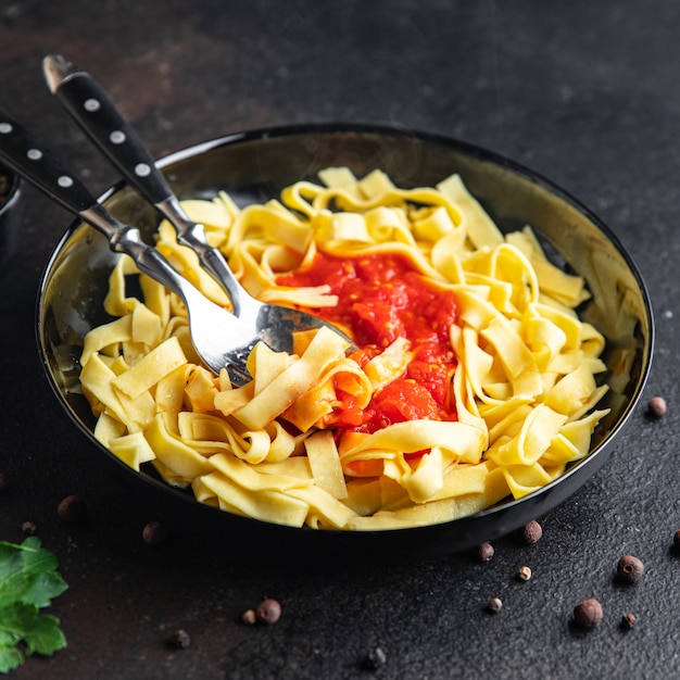 Pasta al sugo di pomodoro tagliatelle pronto da mangiare spuntino sul tavolo copia spazio cibo sfondo