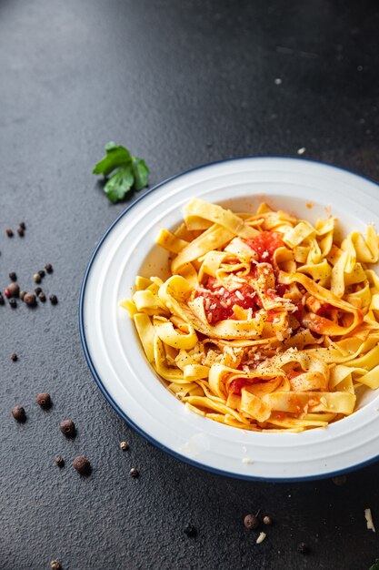 Pasta al sugo di pomodoro tagliatelle pronto da mangiare spuntino sul tavolo copia spazio cibo sfondo