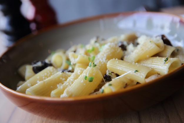 Pasta al tartufo olio su fondo di legno , pasta Rigatoni con olio al tartufo funghi e formaggio , cibo italiano