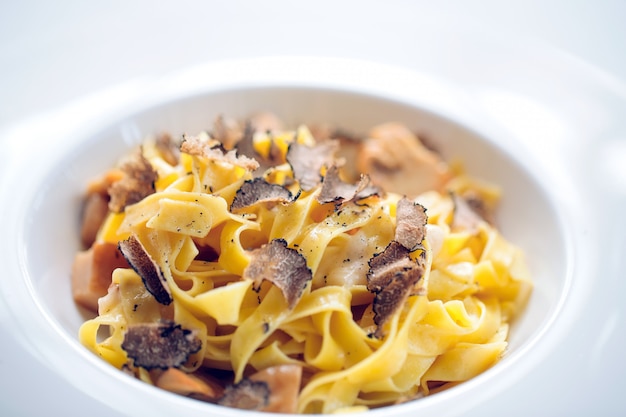 Pasta al tartufo, piatto tipico autunnale. Menu del ristorante.