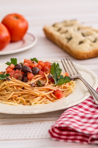 pasta all'uovo con salsa putanesca