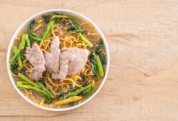 pasta all&#39;uovo croccante con broccoli cinesi e maiale