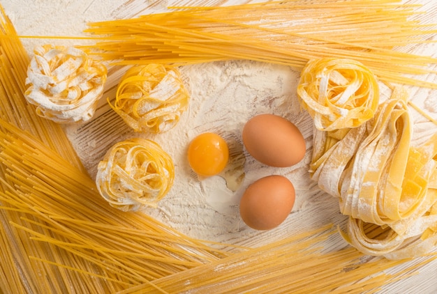 Pasta all'uovo fatta in casa che cucina vista dall'alto