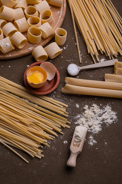 Pasta all'uovo preparata al momento Pasta fatta in casa di semola di grano duro