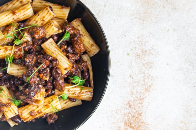 Pasta alla arrabiata fagioli e verdure pasta pasto sano dieta spuntino sul cibo da tavola