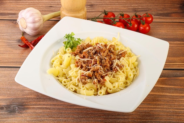 Pasta alla bolognese con carne di manzo e formaggio