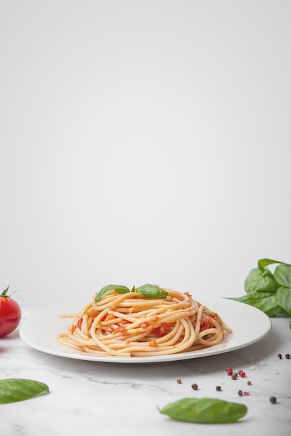 Pasta alla bolognese con pomodori e formaggio