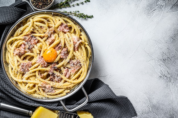 Pasta alla carbonara, bucatini in padella. Vista dall'alto. Copia spazio