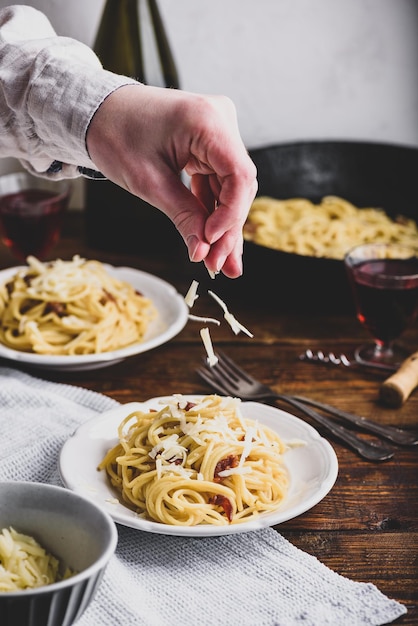 Pasta alla carbonara classica Homamade su piatto bianco