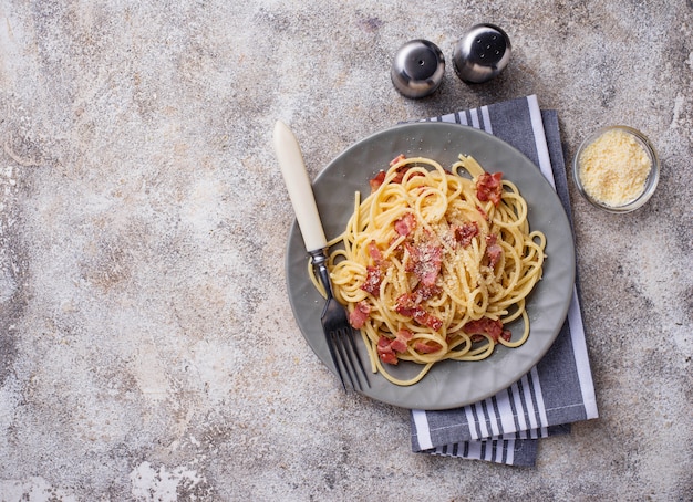 Pasta alla carbonara con pancetta e parmigiano