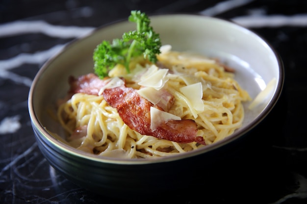 Pasta alla carbonara con pancetta prosciutto e formaggio