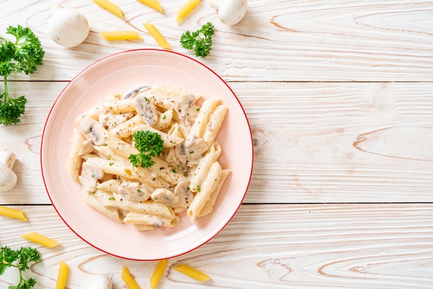 Pasta alla carbonara con salsa di panna e funghi