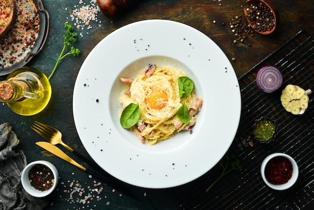 Pasta alla carbonara con tuorlo d'uovo. Cucina italiana. Menù. Vista dall'alto.